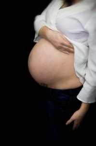 Schwangere Frau im 9. Monat